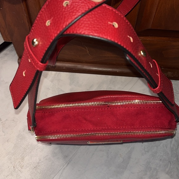 Steve Madden Crossbody shoulder bag NWOT Red VEGAN 1/2 Leather 1/2 Suede Look - Picture 4 of 14